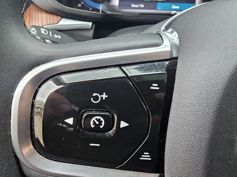 Certified 2023 Volvo XC60 B5 Plus w/ Climate Package image 23