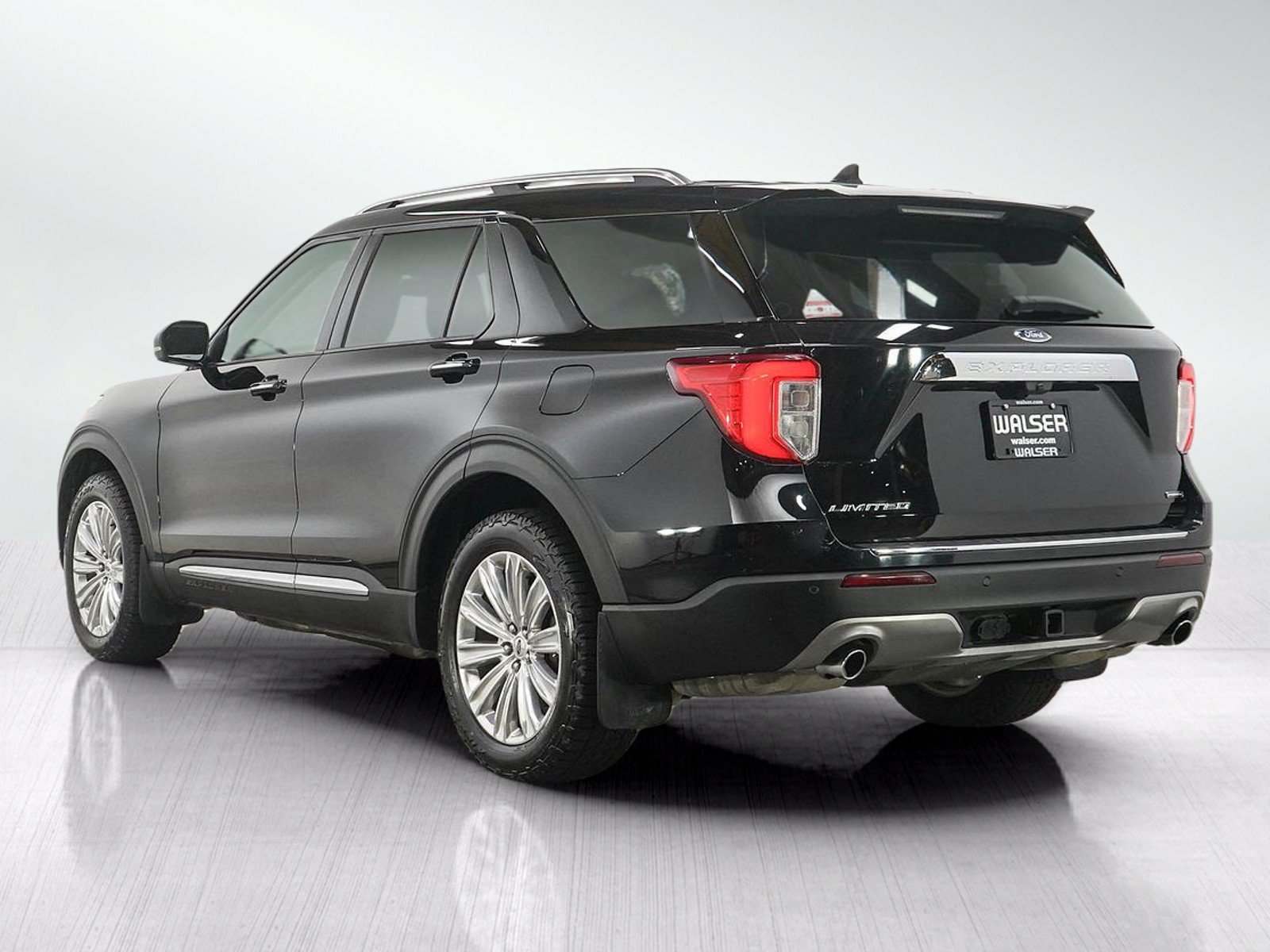 Used 2023 Ford Explorer Limited AWD/4WD image 3