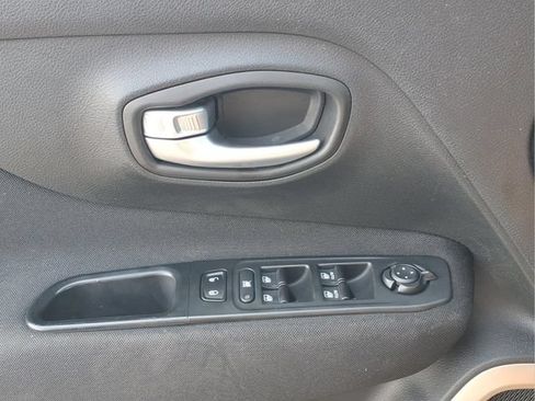 Used 2017 Jeep Renegade Latitude AWD/4WD image 17