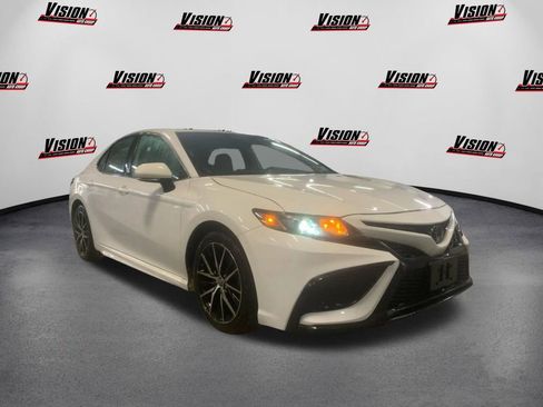 Used 2022 Toyota Camry SE image 3