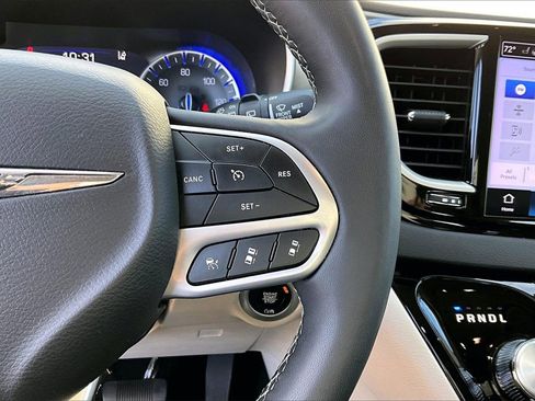 Certified 2024 Chrysler Pacifica Touring-L image 30