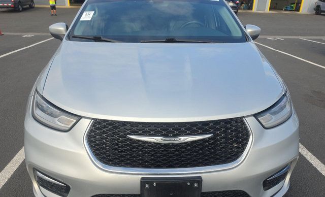 Used 2023 Chrysler Pacifica Touring-L FWD image 2