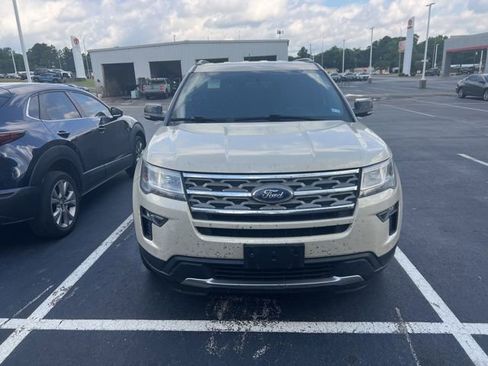 Used 2018 Ford Explorer XLT w/ Equipment Group 202A FWD image 2