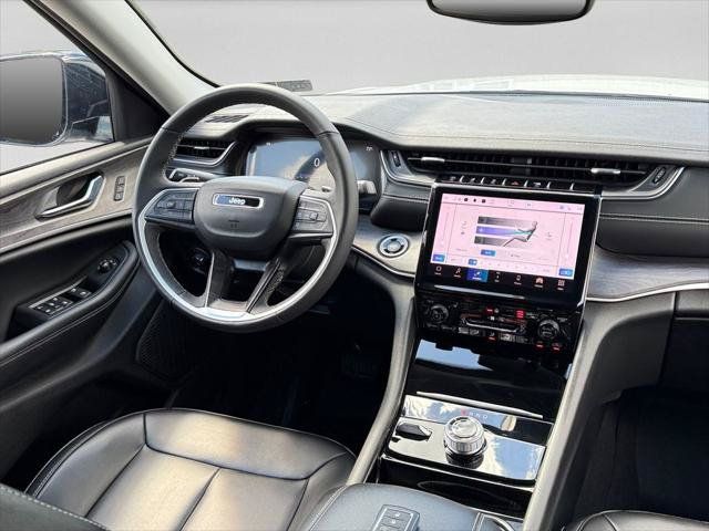 Certified 2023 Jeep Grand Cherokee Limited w/ Black Appearance Package AWD/4WD image 15