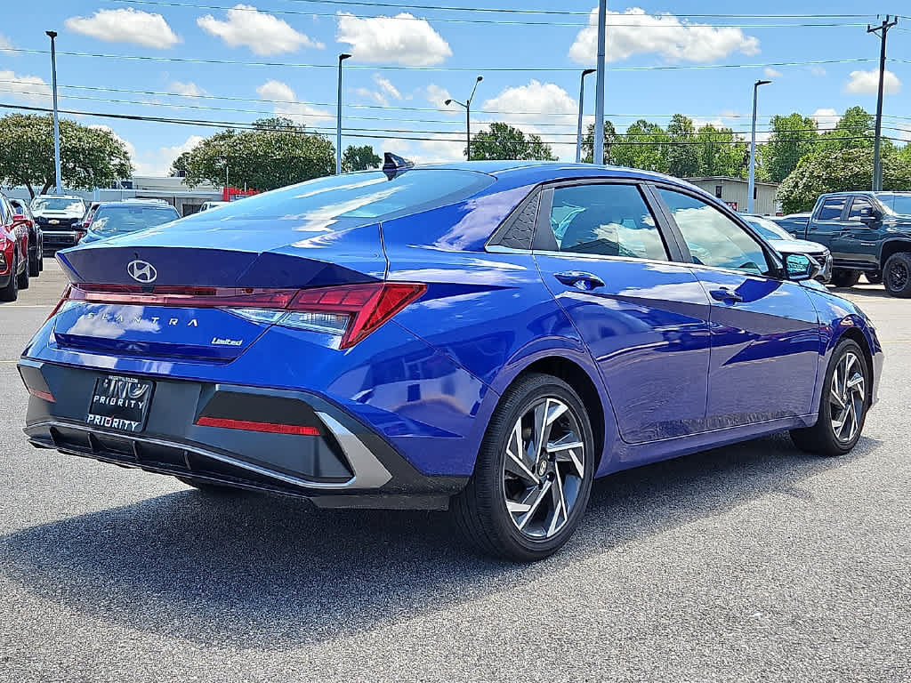Used 2025 Hyundai Elantra Limited FWD image 3