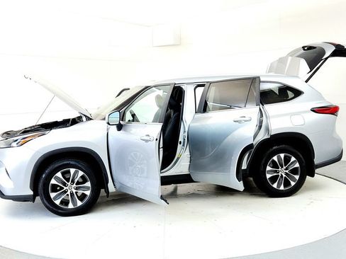 Used 2023 Toyota Highlander XLE AWD/4WD image 10