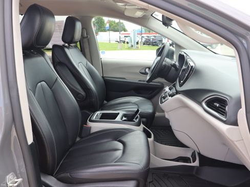 Used 2023 Chrysler Pacifica Touring-L FWD image 14
