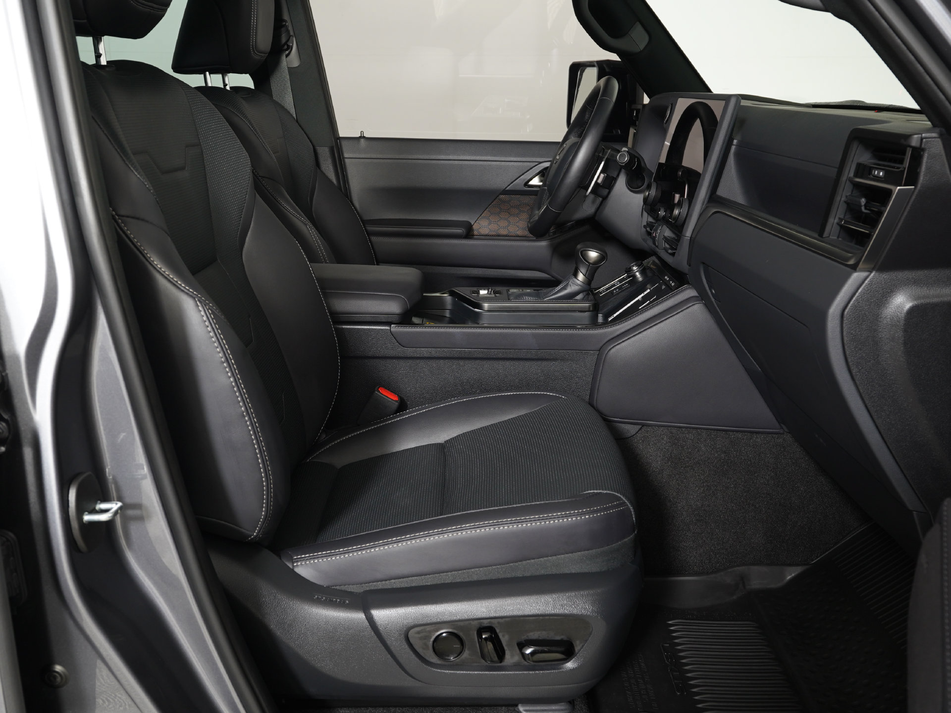 Used 2026 Lexus GX 550 w/ Cold Area Package AWD/4WD image 9