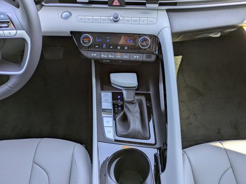 Certified 2025 Hyundai Elantra Limited image 18