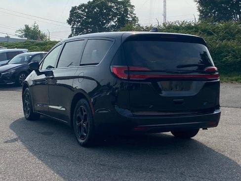 Used 2023 Chrysler Pacifica Limited w/ Uconnect Theater Family Group image 3