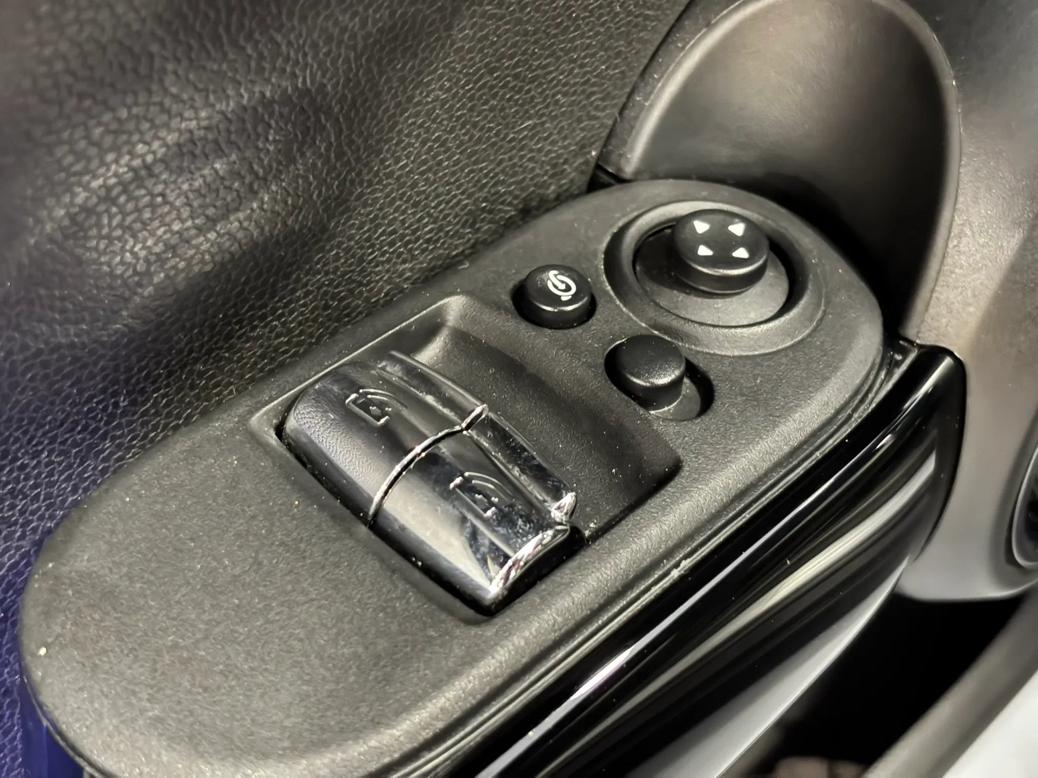Used 2019 MINI Cooper 2-Door Hardtop w/ Premium Package FWD image 29