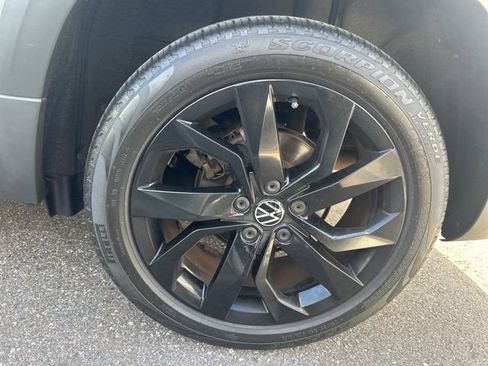 Used 2022 Volkswagen Taos SE w/ Panoramic Sunroof Package FWD image 18