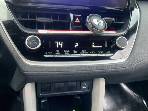 Used 2024 Toyota Corolla Cross SE image 32