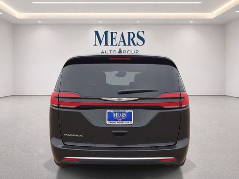 Used 2023 Chrysler Pacifica Touring-L FWD image 4