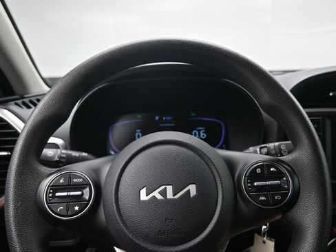 Used 2025 Kia Soul LX w/ LX Technology Package FWD image 12