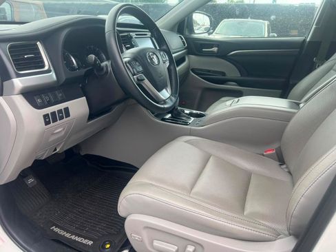 Used 2019 Toyota Highlander Limited AWD/4WD image 10
