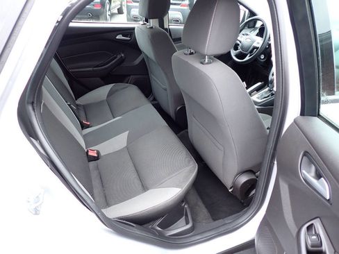 Used 2013 Ford Focus SE w/ SE Winter Pkg image 10