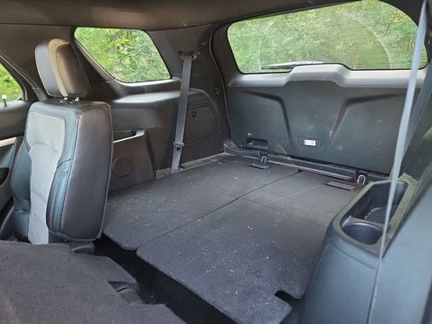 Used 2017 Ford Explorer XLT w/ Equipment Group 202A AWD/4WD image 15
