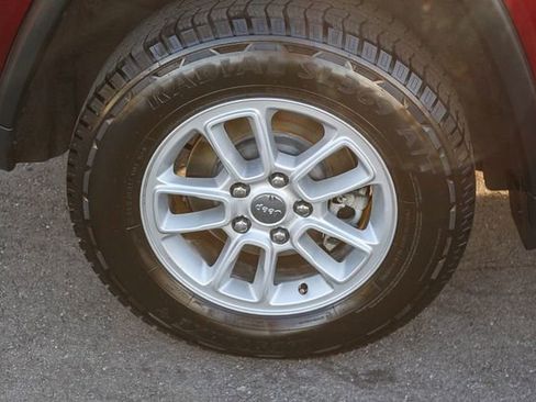 Used 2019 Jeep Grand Cherokee Laredo image 12