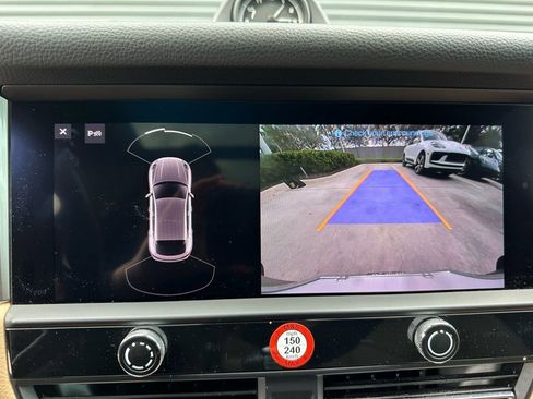 Certified 2023 Porsche Macan image 33