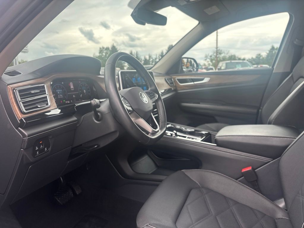 Used 2025 Volkswagen Atlas SE AWD/4WD image 12