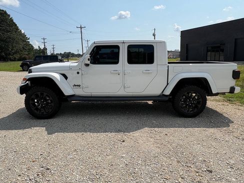 Used 2021 Jeep Gladiator Overland AWD/4WD image 2