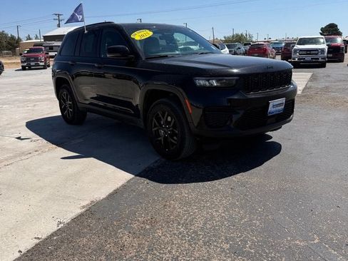 Used 2025 Jeep Grand Cherokee Altitude AWD/4WD image 2