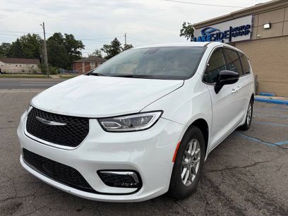 Used 2026 Chrysler Pacifica Select