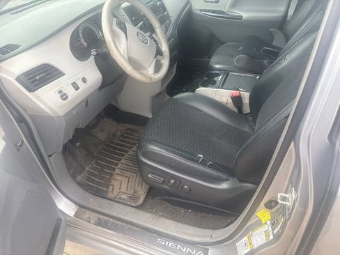 Used 2011 Toyota Sienna SE w/ Preferred Pkg FWD image 11