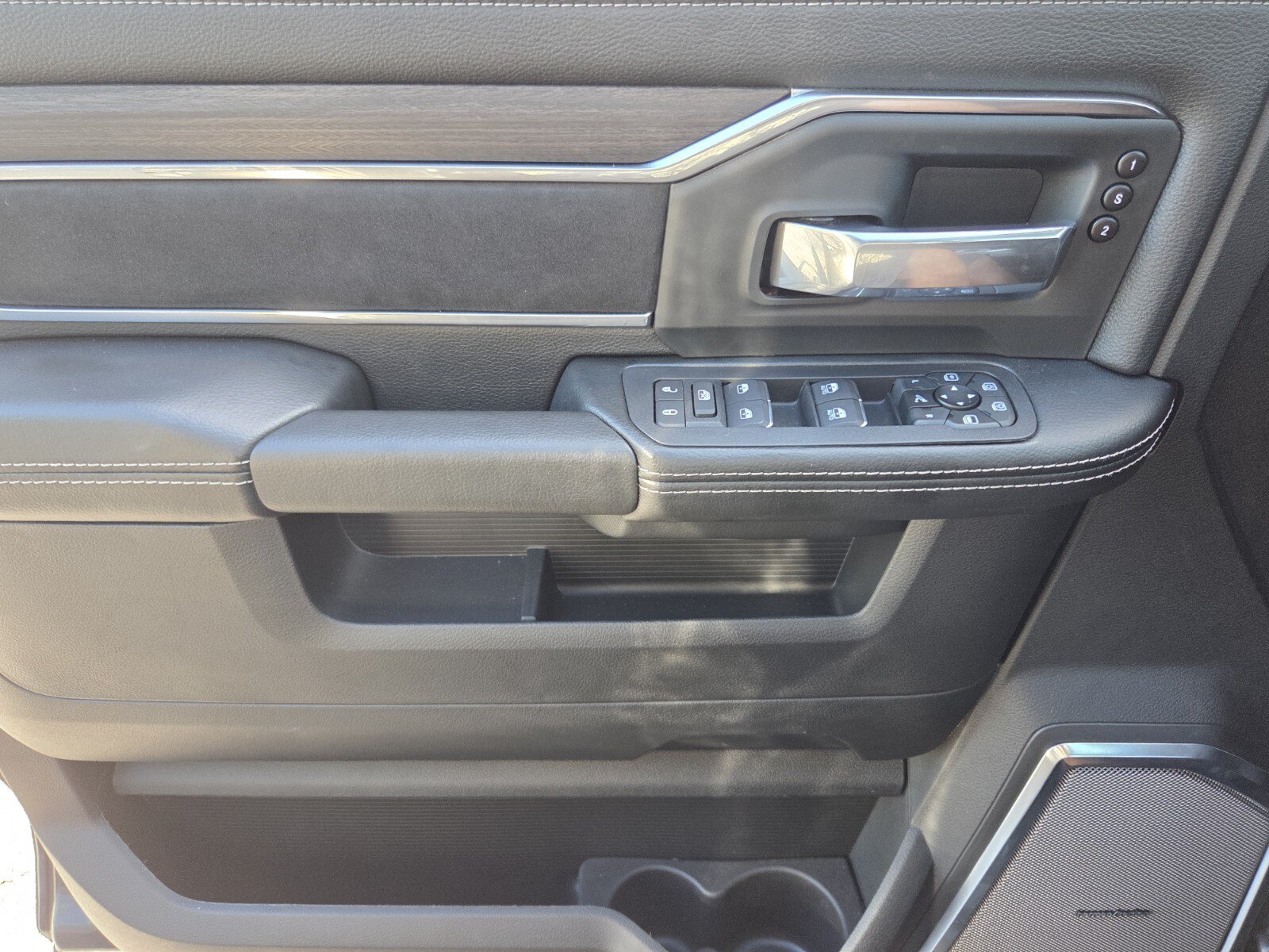 Used 2025 RAM 2500 Laramie AWD/4WD image 33