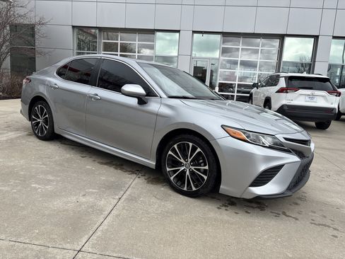 Used 2020 Toyota Camry SE image 2