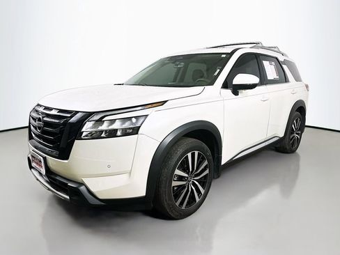 Used 2024 Nissan Pathfinder Platinum image 3