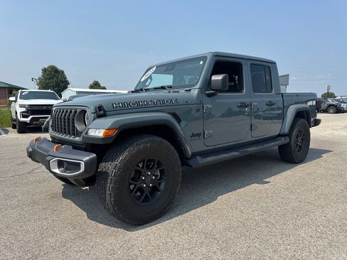 Used 2025 Jeep Gladiator Sport AWD/4WD image 2