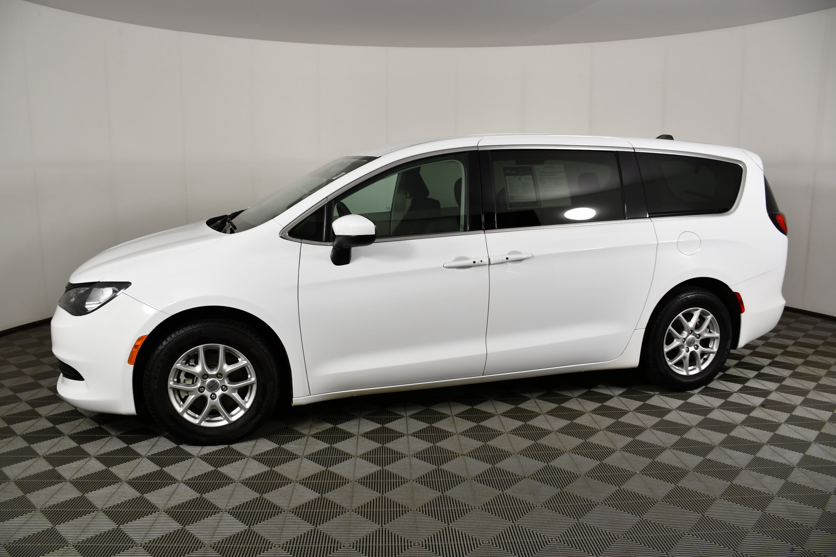 Used 2023 Chrysler Voyager LX FWD image 9