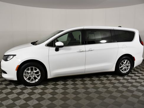 Used 2023 Chrysler Voyager LX FWD image 9