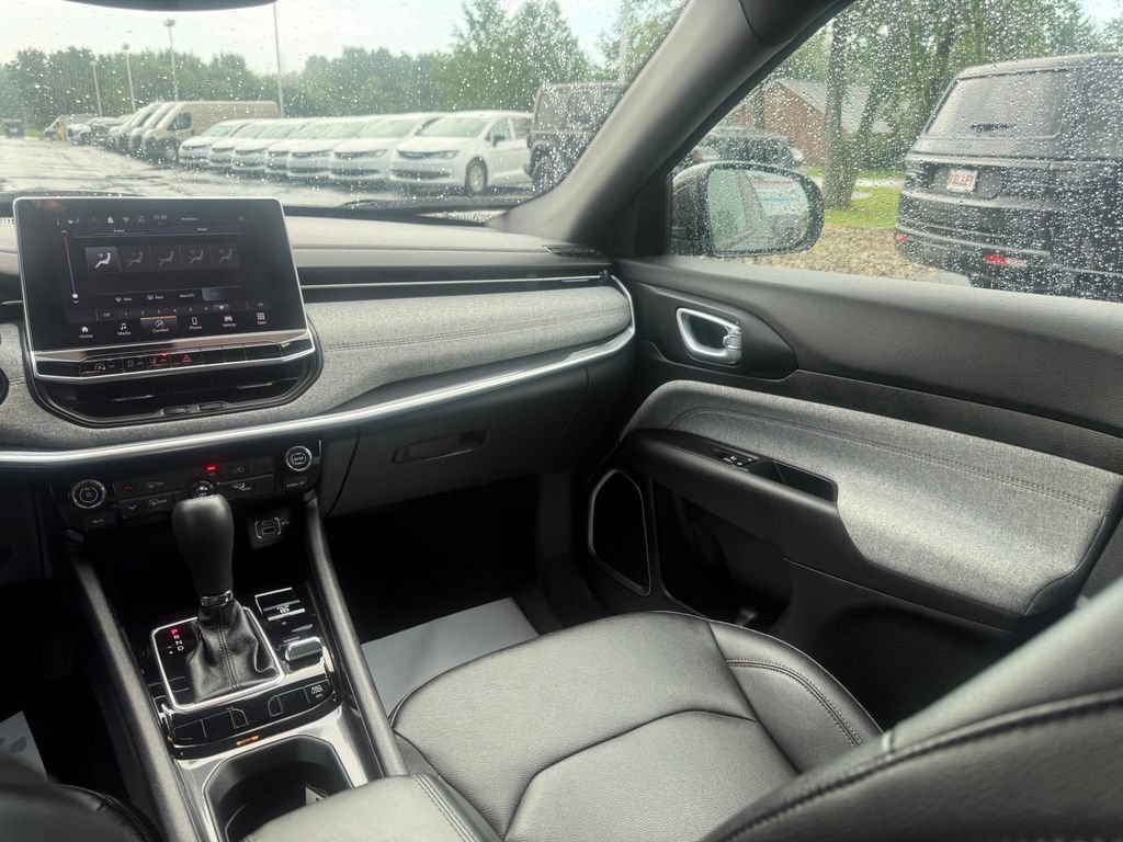 Certified 2024 Jeep Compass Latitude AWD/4WD image 40