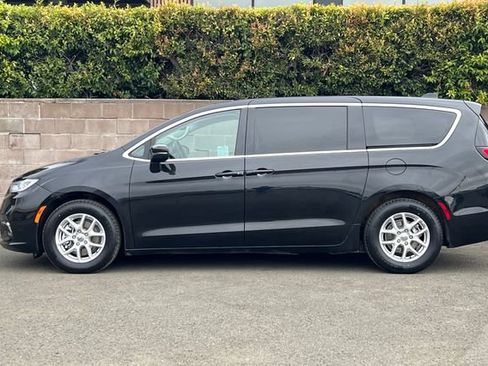 Used 2023 Chrysler Pacifica Touring-L FWD image 9