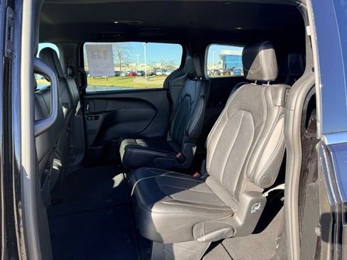 Used 2025 Chrysler Pacifica Select image 8