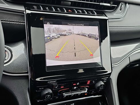 Used 2023 Jeep Grand Cherokee Altitude image 19