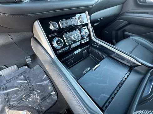 Used 2023 GMC Yukon XL Denali image 32