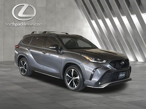 Used 2022 Toyota Highlander XSE FWD image 5