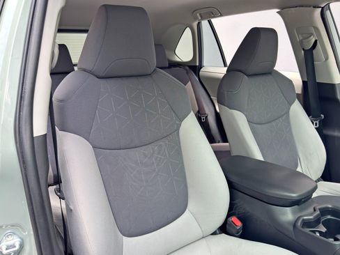Used 2021 Toyota RAV4 XLE AWD/4WD image 32