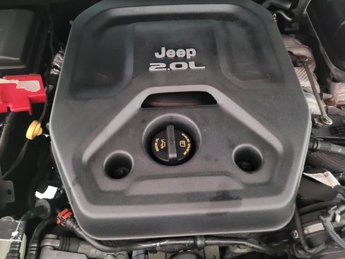 Used 2018 Jeep Wrangler Unlimited Sahara w/ Dual Top Group AWD/4WD image 30