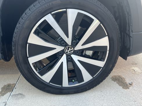 Certified 2024 Volkswagen Taos SE w/ Panoramic Sunroof Package FWD image 11