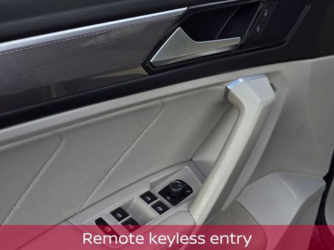 Used 2023 Volkswagen Tiguan SE R-Line image 15