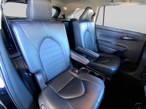 Used 2024 Toyota Highlander XLE FWD image 37