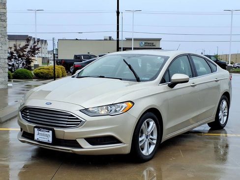 Used 2018 Ford Fusion SE w/ Fusion SE Technology Package FWD image 2