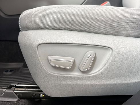 Used 2023 Toyota Highlander LE FWD image 27