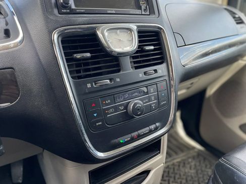 Used 2014 Chrysler Town & Country Touring FWD image 30