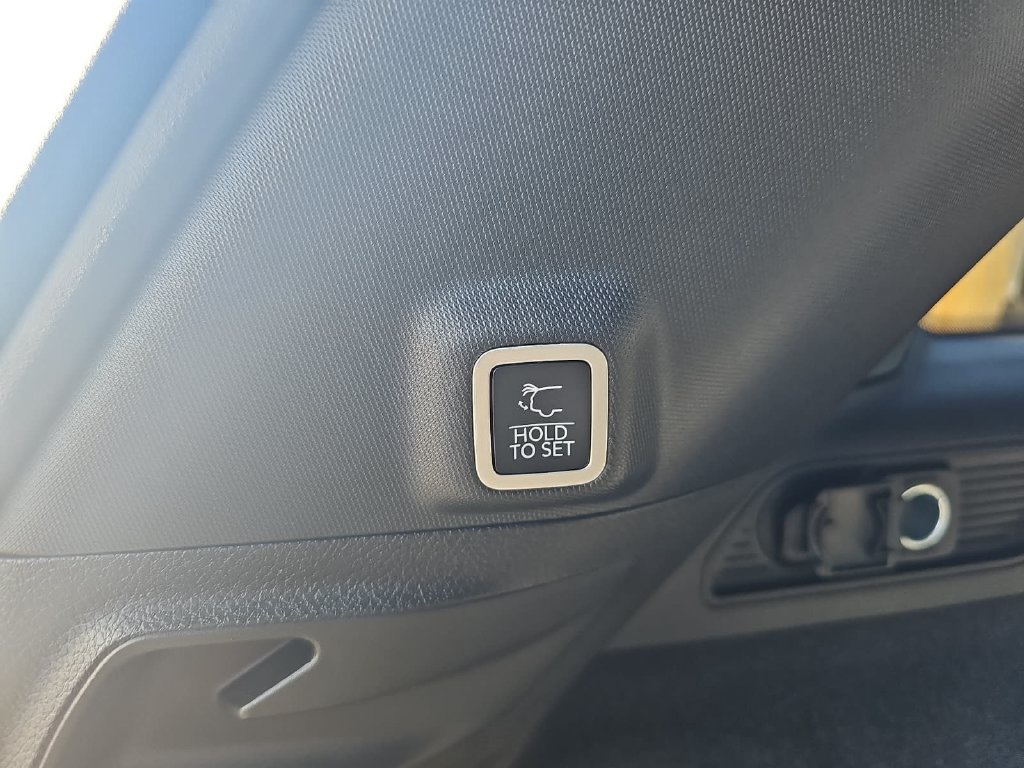 Used 2023 Jeep Grand Cherokee Overland w/ Luxury Tech Group IV AWD/4WD image 13